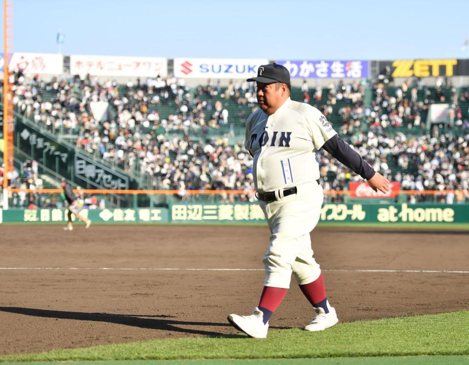 報徳学園に敗れ引き揚げる大阪桐蔭・西谷監督＝甲子園（撮影・開出牧）