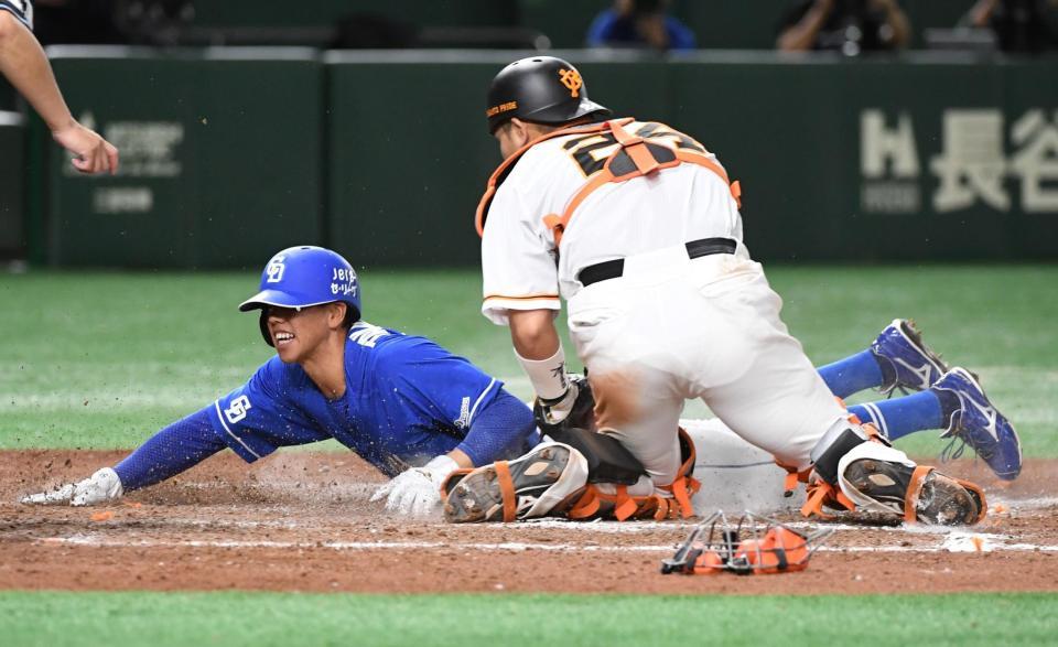 ９回、岡林の投ゴロ野選で三走・高松（左）が同点の生還＝東京ドーム（撮影・佐藤厚）