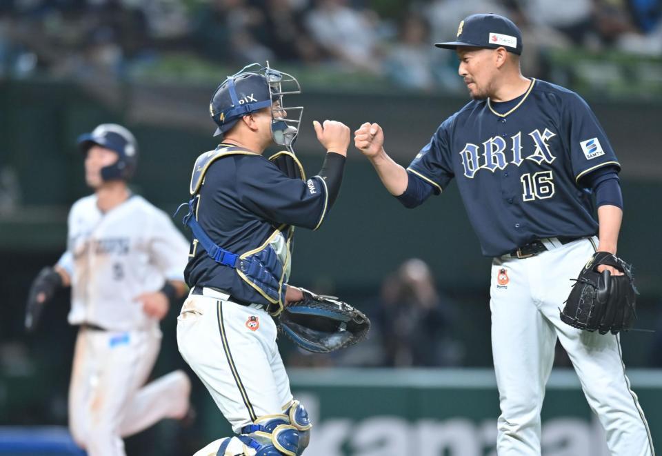 　開幕戦に勝利し、平野（右）とタッチを交わす森（撮影・西岡正）