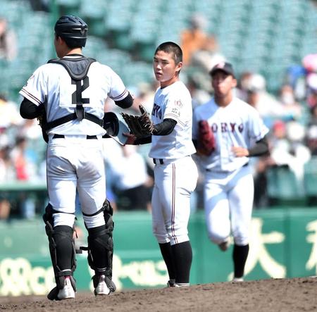 　９回、山梨学院打線に捕まり降板した広陵・高尾（中央）＝撮影・開出牧