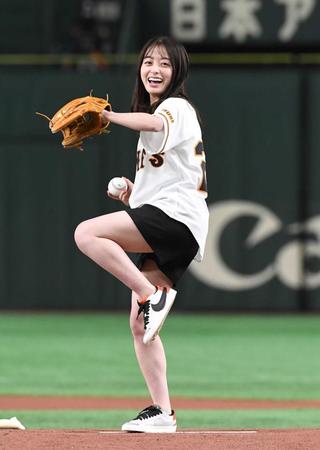 　華麗なフォームで投球する橋本環奈