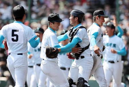 　決勝進出を決め喜び合う林（中央左）、佐仲（同右）ら山梨学院ナイン