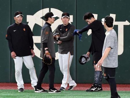 　阿部ヘッドコーチ、阿波野コーチ、村田コーチ（左から）と話し合う大勢（右から２人目）＝撮影・佐藤厚