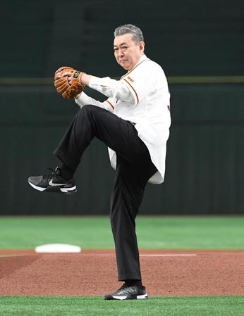 　マウンド手前から投球する江川卓氏（撮影・佐藤厚）