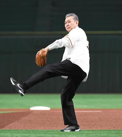 　マウンド手前から投球する江川卓氏（撮影・佐藤厚）