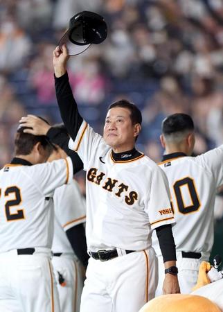 　中日に勝利し、ファンの声援に応える原監督