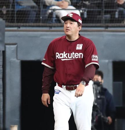 　７回、選手交代を告げにベンチから出る石井監督（撮影・中島達哉）