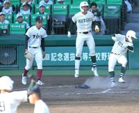 　８回、勝ち越しとなる適時二塁打を浴びぼう然とする大阪桐蔭・前田（左）