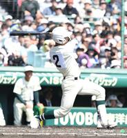 　４回、安打を放つ報徳学園・堀柊那（撮影・石井剣太郎）