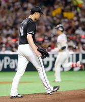 　４回、栗原（奥）に先制ソロを浴びた種市