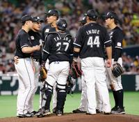 　４回、マウンドの種市（左端）のもとに集まるロッテナイン