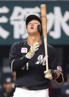 　９回、空振り三振に倒れた山口。この試合４三振