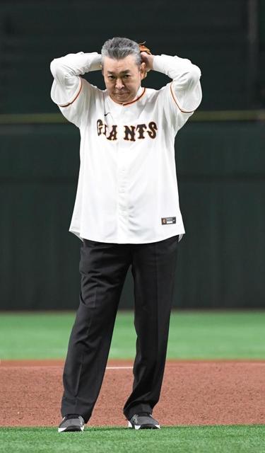 【写真】巨人ＯＢ　江川卓氏が始球式は３５年ぶりの投球だった