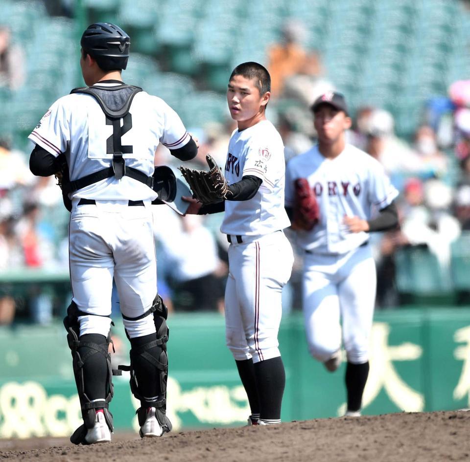 　９回、山梨学院打線に捕まり降板した広陵・高尾（中央）＝撮影・開出牧