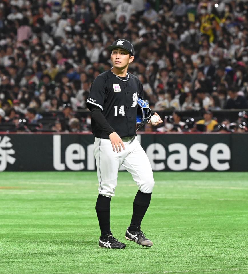 ６回途中、降板するロッテ・小島