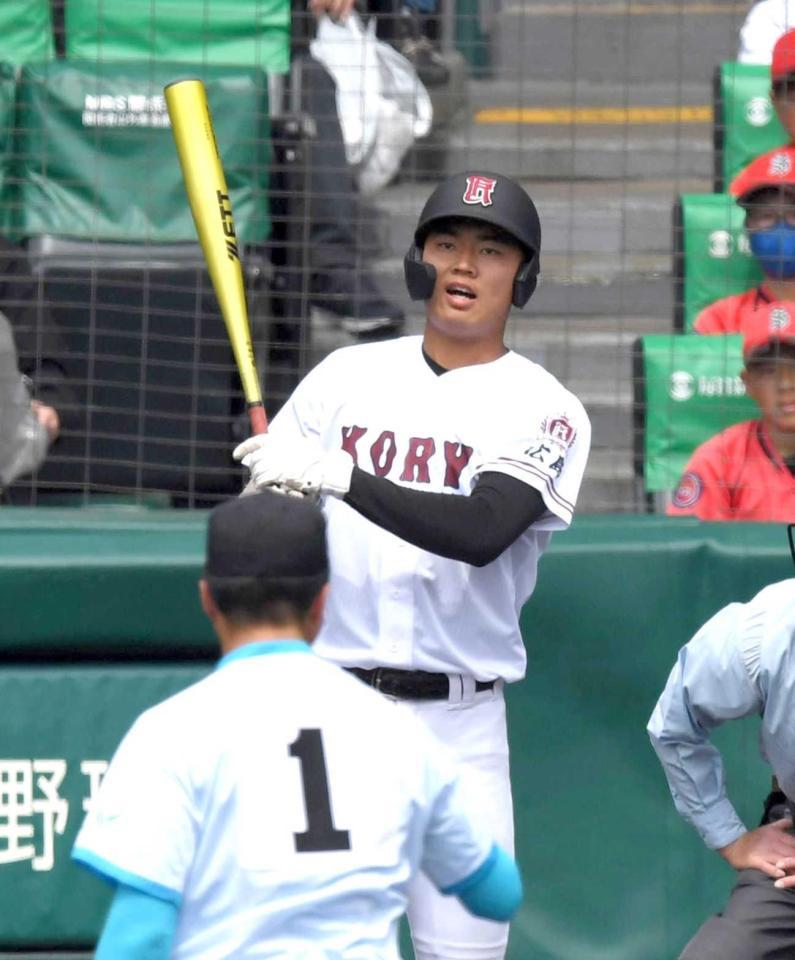 　３回、空振り三振に倒れた広陵・真鍋