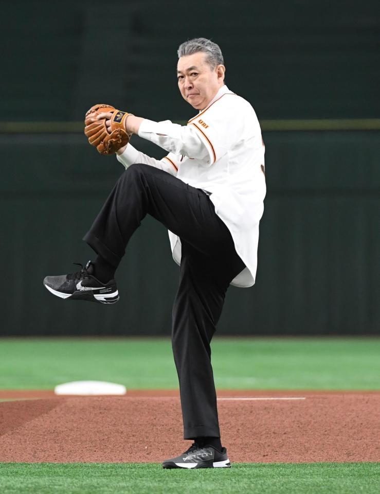 　マウンド手前から投球する江川卓氏（撮影・佐藤厚）