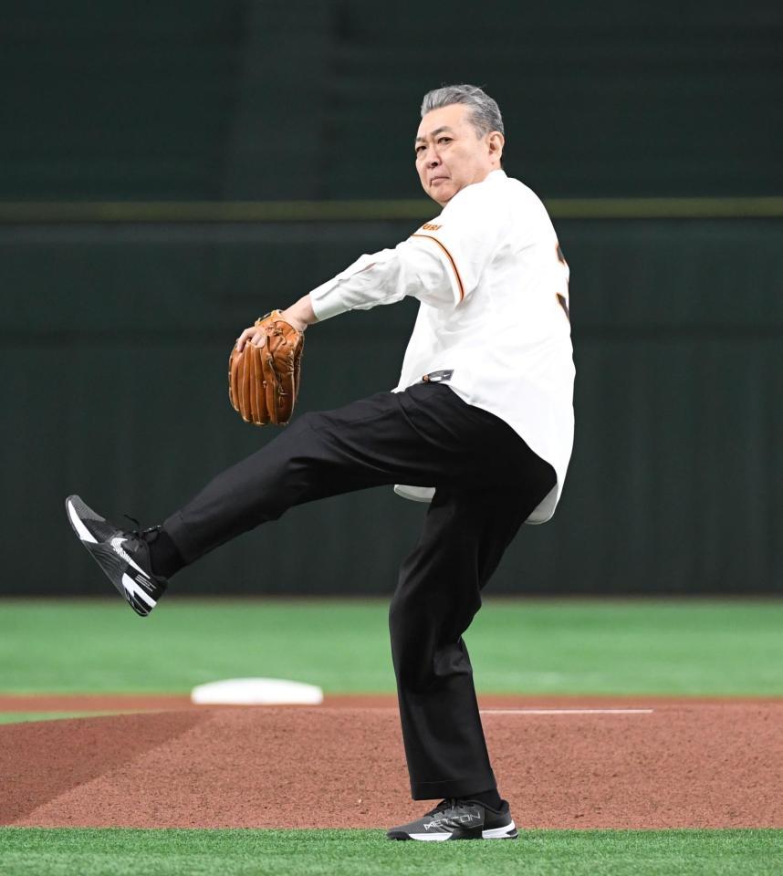 　マウンド手前から投球する江川卓氏（撮影・佐藤厚）