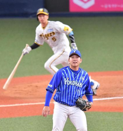 　１２回、近本（後方）にサヨナラ打を浴びた山崎（撮影・中田匡峻）