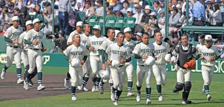 　肩を落とす報徳学園ナイン（撮影・北村雅宏）