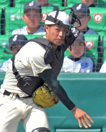 　５回、山梨学院二走・伊藤のリードをけん制する報徳学園・堀