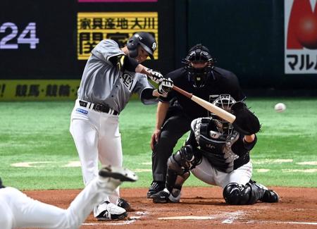 　６回、角中は２点適時打を放つ