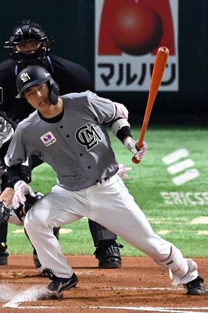 　６回、ロッテ・友杉は遊内野安打を放つ