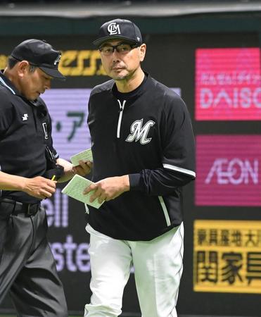 　６回の攻撃を終え、選手交代を告げた吉井監督