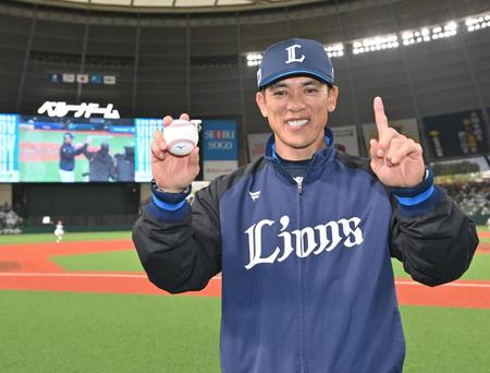 　監督初勝利でウイニングボールを手に笑顔を見せる松井監督（撮影・西岡正）