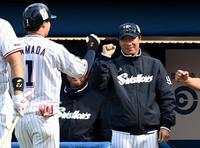 　３回、同点２ランを放った山田を迎える高津監督（撮影・田中太一）