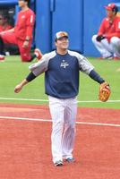 　練習中、笑顔を見せる村上（撮影・佐々木彰尚）