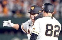 　７回、長野（中）は左前に勝ち越し適時安打を放つ（撮影・佐藤厚）
