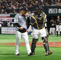 　２回に４失点し松川（右）と話しながらベンチに戻る美馬