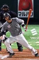 　６回、ロッテ・友杉は遊内野安打を放つ