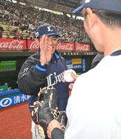 　外崎（右）からウイニングボールを受け取とる松井監督（撮影・西岡正）