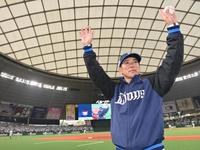 　監督初勝利を挙げ、ウイニングボールを手にファンに手を振る松井監督（撮影・西岡正）