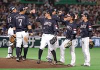 　開幕３連勝しタッチを交わすソフトバンクナイン