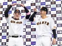 　お立ち台でポーズを決める丸（左）と大勢（撮影・佐藤厚）