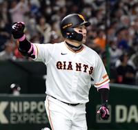 　８回、丸は右越えに今季初安打となる勝ち越しソロを放つ（撮影・佐藤厚）