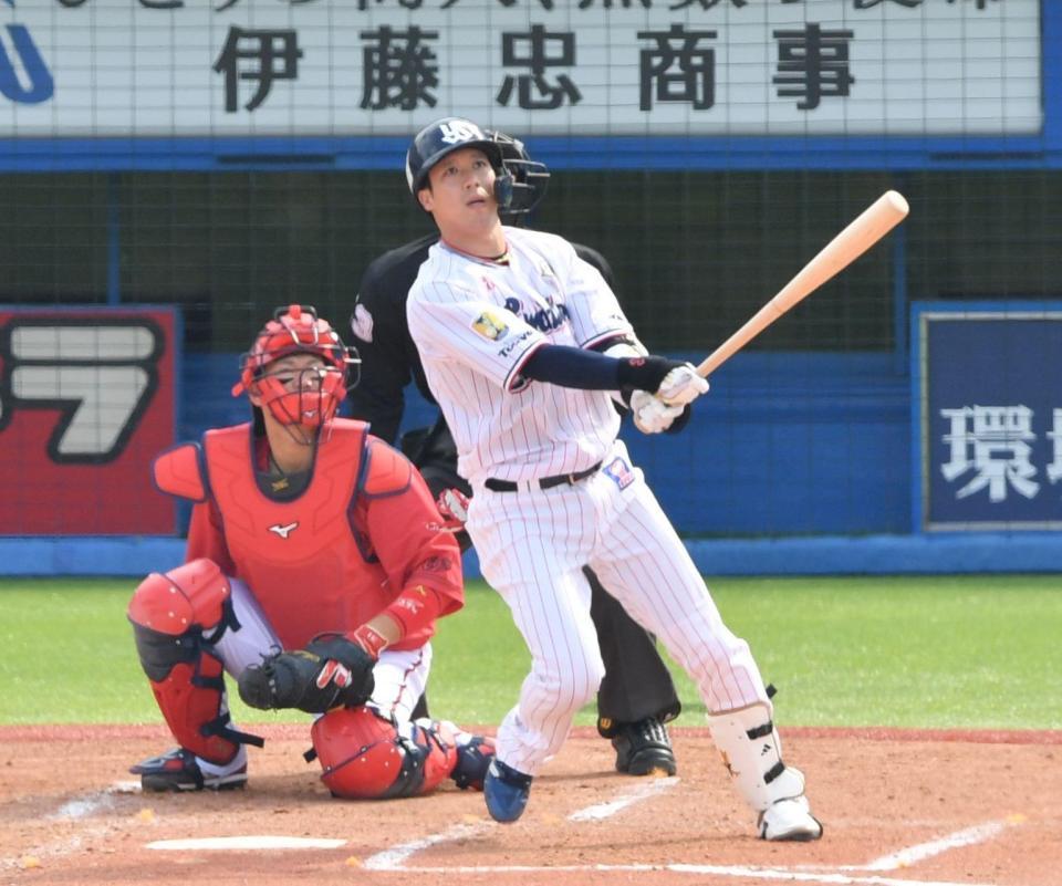 　３回、山田は左越えに２ランを放つ（撮影・佐々木彰尚）