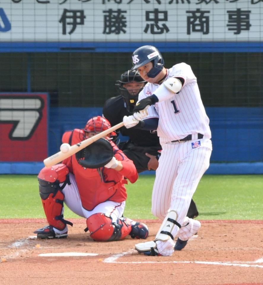 　３回、山田は左越えに２ランを放つ（撮影・佐々木彰尚）