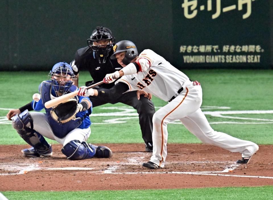 　７回、坂本が投前にバントを決める