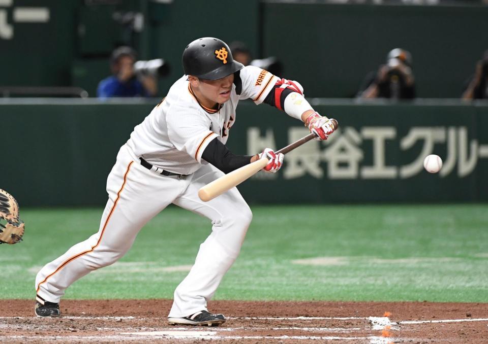 　７回、坂本は投前に送りバントを決める（撮影・佐藤厚）