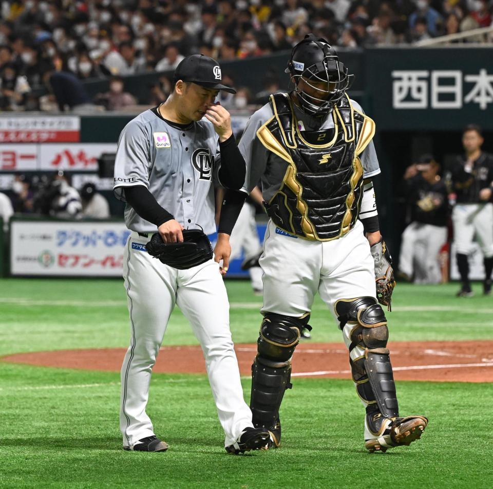 　２回に４失点し松川（右）と話しながらベンチに戻る美馬