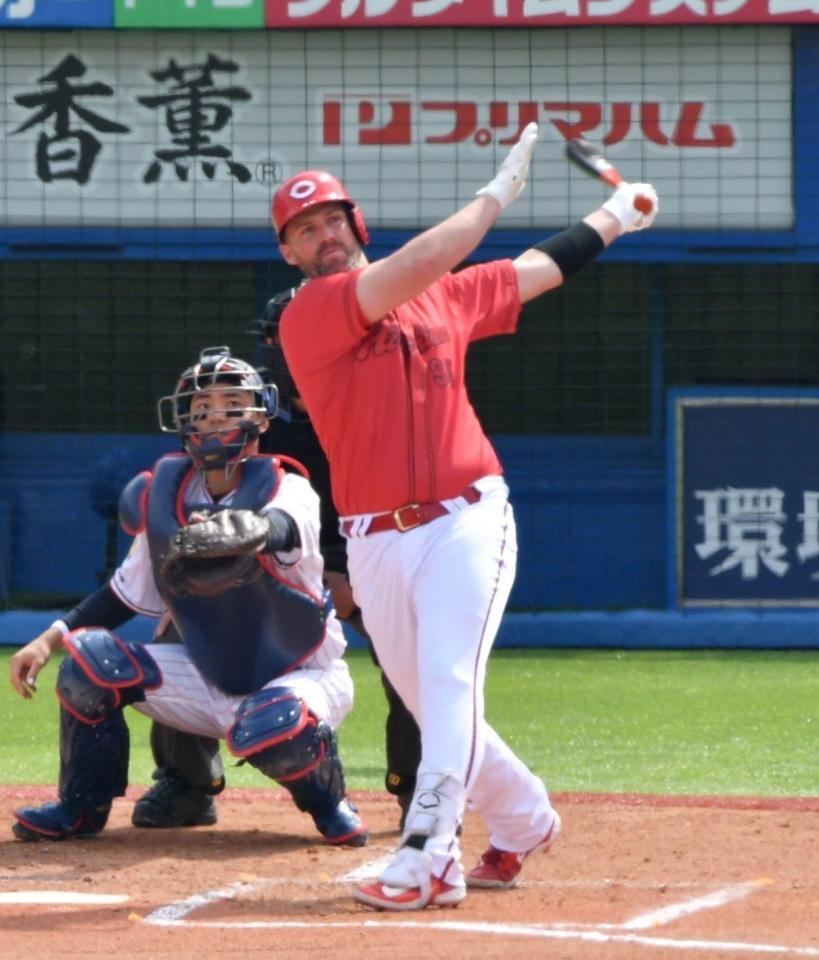 　２回、デビッドソンは左越えにソロを放つ（撮影・佐々木彰尚）