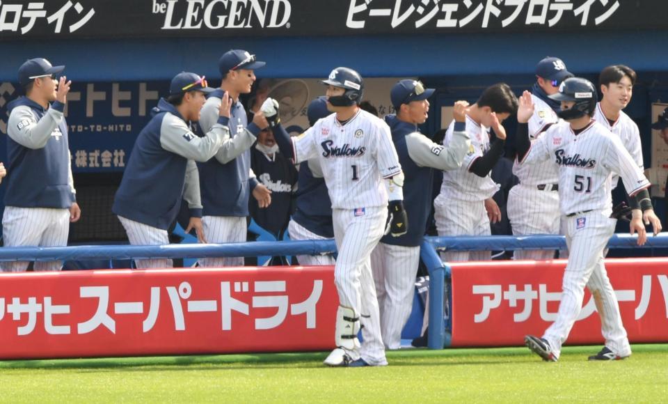 　３回、同点２ランを放ちベンチ前でナインに出迎えられる山田（撮影・佐々木彰尚）