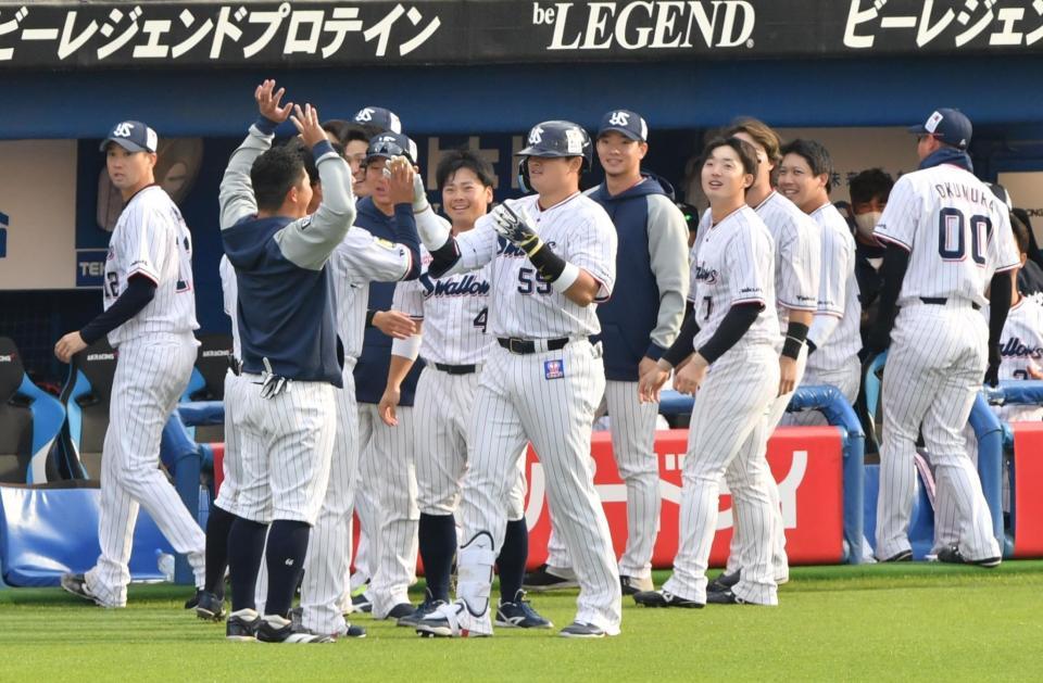 　８回、右越え二塁打と敵失で生還した村上。出迎えるナイン（撮影・佐々木彰尚）