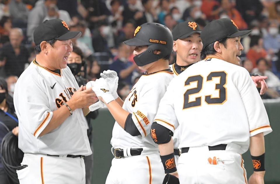 　７回、長野（中）は左前に勝ち越し適時安打を放ち、大久保打撃チーフコーチ（左）に迎えられる（撮影・佐藤厚）