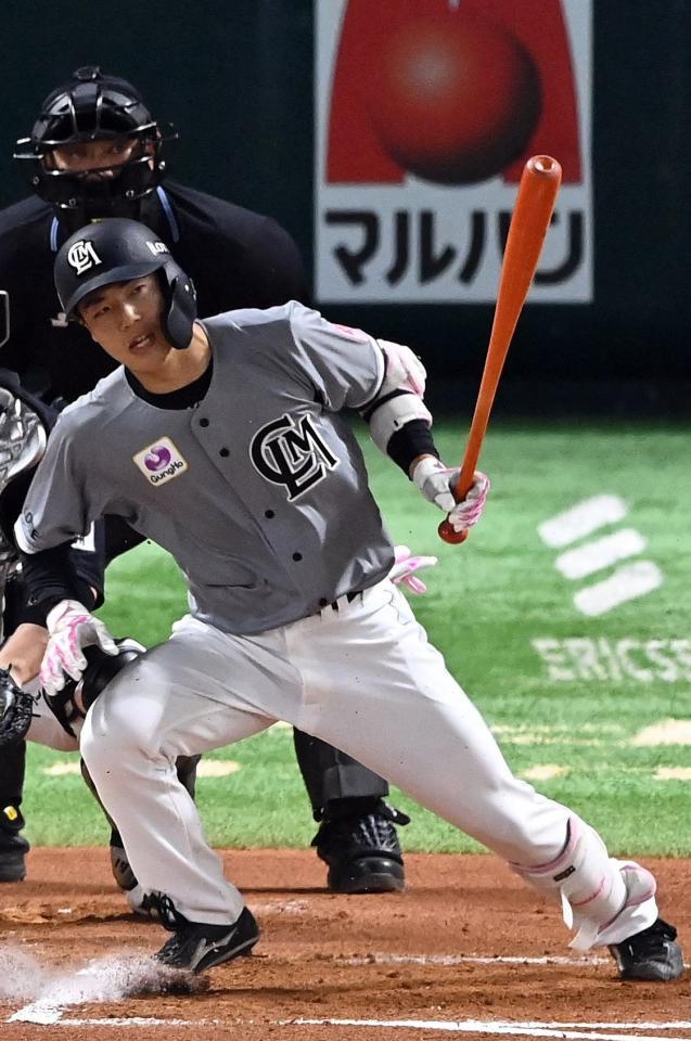 　６回、ロッテ・友杉は遊内野安打を放つ