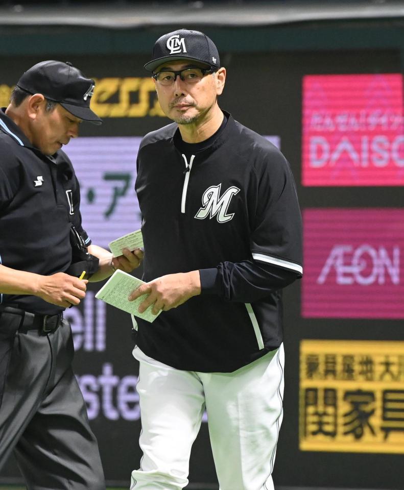 　６回の攻撃を終え、選手交代を告げた吉井監督